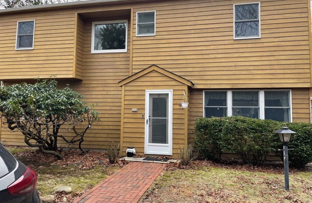 Charming Six Bedroom House Minutes Away from the East Hampton Beaches