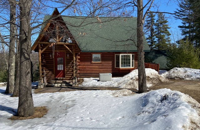 Charming ski in/out Cabin at Pleasant Mountain with Moose Pond nearby
