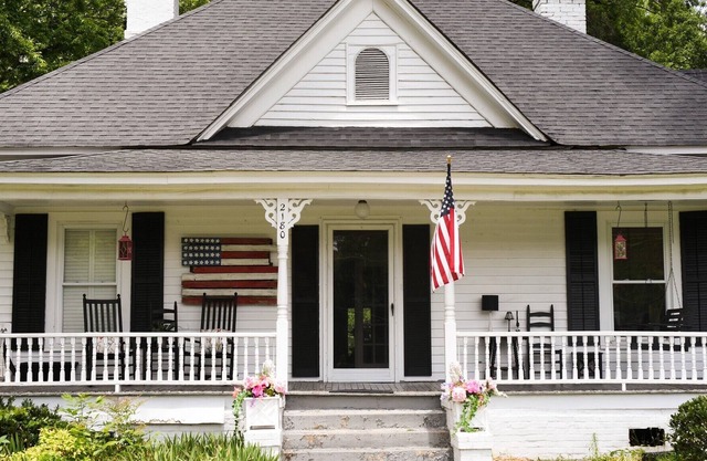 Charming Southern Manor 4 Bedrooms & Porch Swings