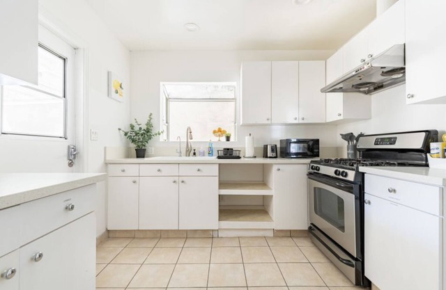 Charming Spacious Home - Modern Comforts, Prime Location