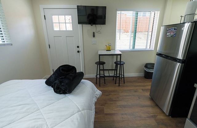 Charming studio walking distance to uptown Whittier