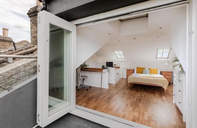 Charming Studio with Balcony in St John's Wood
