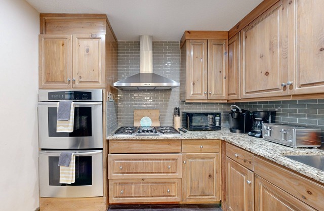 Charming & stylish getaway with fire pit, grill, & generous patio - near parks