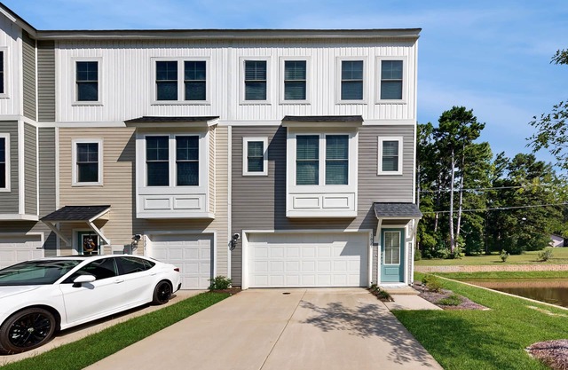 Charming townhouse with deck and washer/dryer, central AC, and WIFI