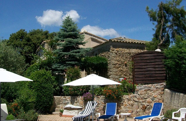 Encantadora villa con piscina en pueblo