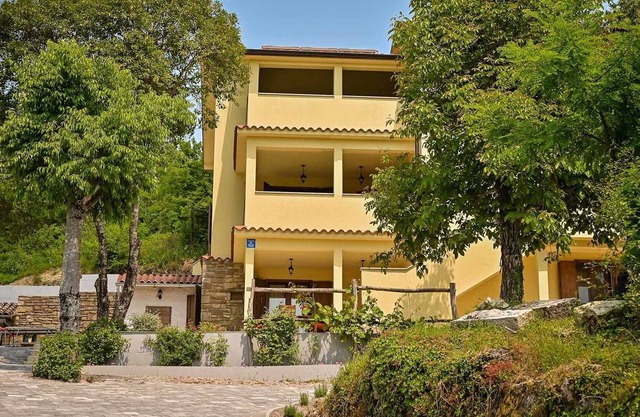 Villa Brbon, Krbune