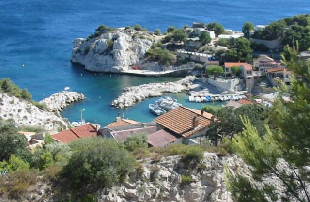 villa encantadora con piscina y chimenea en campo y cerca del mar