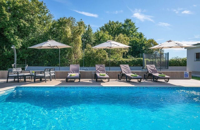 Encantadora villa con piscina privada, camas de sol