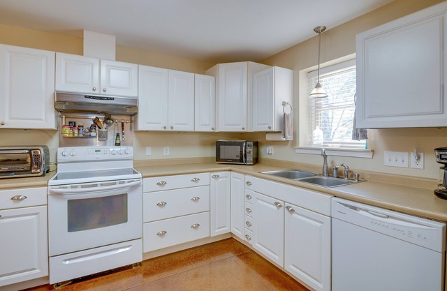 Charming Weiss Lake Apartment w/ Boat Slip!