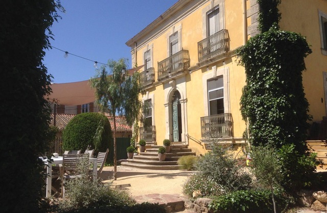 Languedoc-Viñedos recientemente renovados con áreas generosas, jardín y piscina