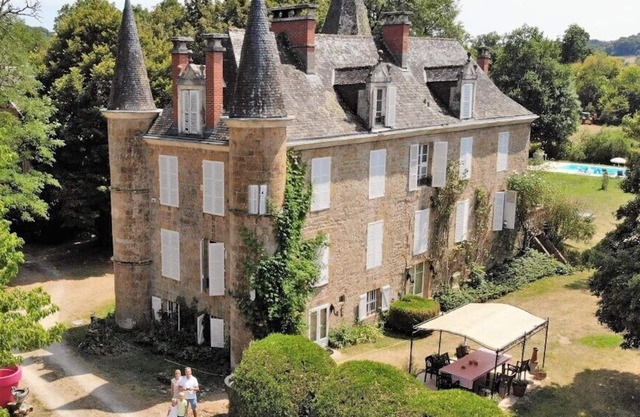 Chateau de Sarrazac, hermoso castillo en la Dordogne