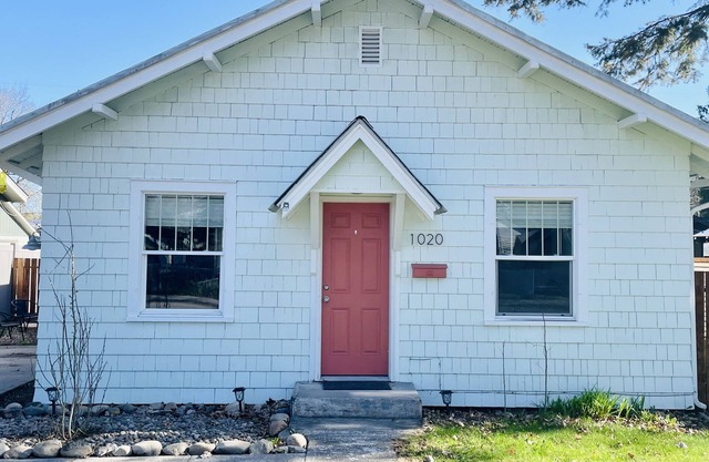 Cheerful 2-bedroom home w/ a yard, walk downtown!