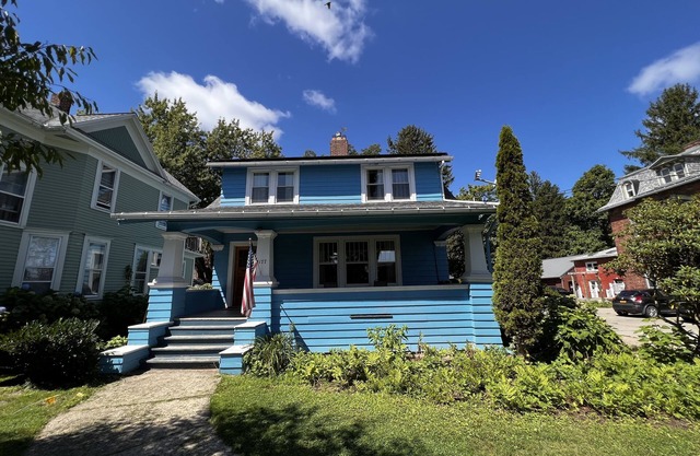 Cheerful 3 bedroom home - close to Fredonia