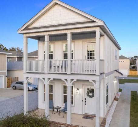 Cheerful 3BR close to downtown + double balcony