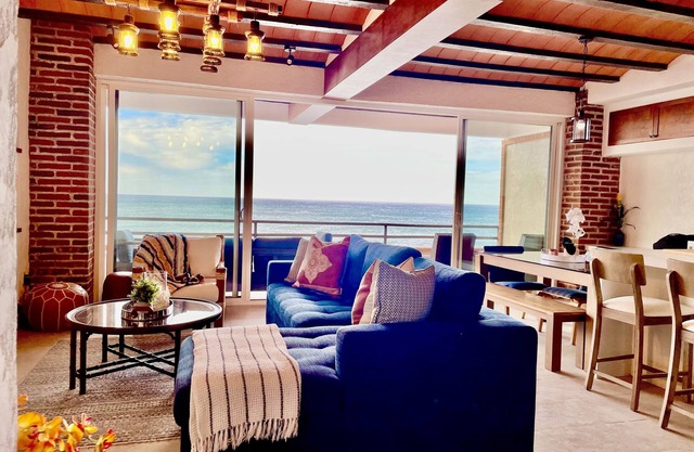 Cheerful 4 bedroom with ocean front hot tub!
