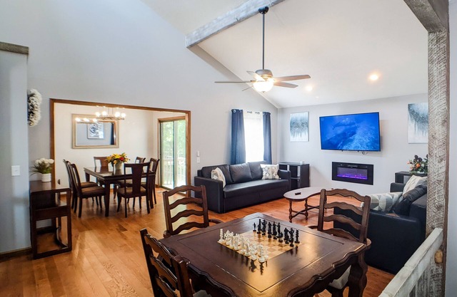 Cheerful 5 bedrooms house 15 mins to KC downtown