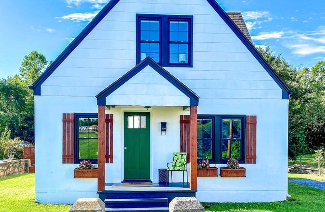Cheerful & charming renovated cottage close to Skyline Drive, JMU, & Massanutten