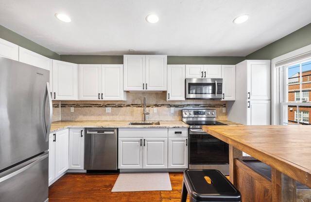 Chic 1BR Haven: Modern Elegance & Comfort