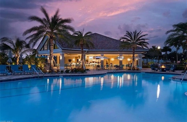 Chic 2-bedroom condo in brilliant Naples - golf included except cart