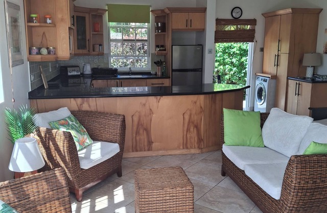 Chic 2 BR villa- 10 min Walk to Heywoods Beach & Speightstown West Coast