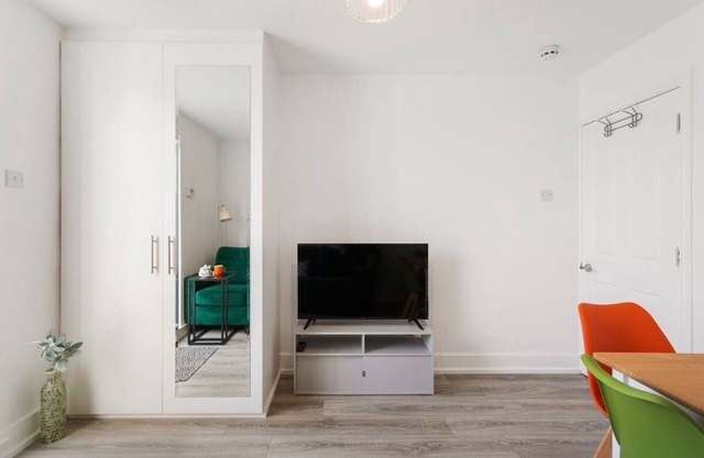 Chic 2Bed w/Balcony/10min FR Notting Hill