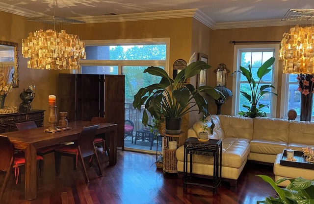 Chic 3-bedroom condo in North Kenwood, Hyde Park with Elevator!