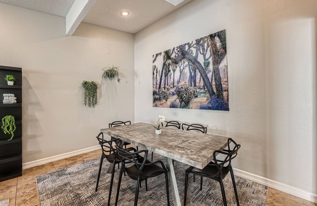Chic 3-bedroom home in Fabulous Las Vegas with AC, WiFi, Garage Parking & more