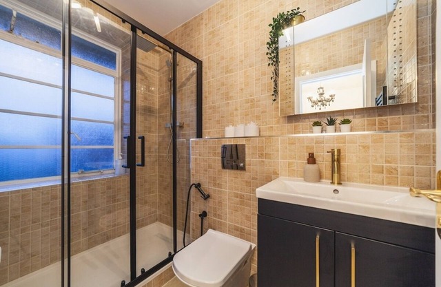 Chic 3BR Flat - next to Finchley Road Tube Station - Bright and Spacious