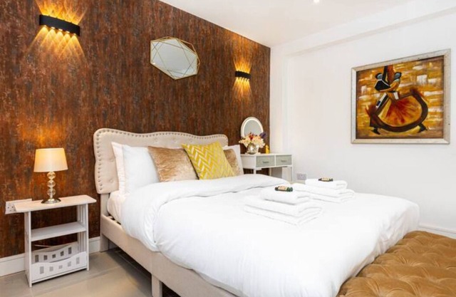 Chic 3BR w/Garden & Parking - Near Hampstead Heath