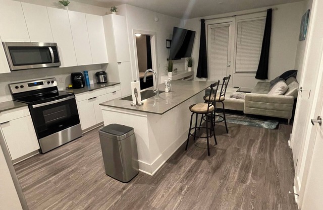 Chic Apartment with Workspace in Atlanta – Ideal for Business or Leisure!
