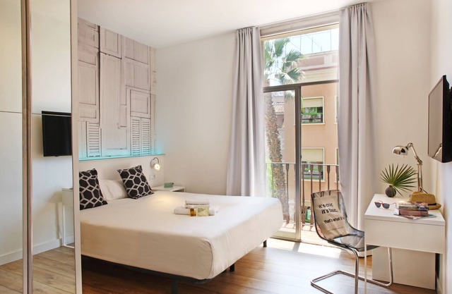 Chic & Basic Tallers Hostal