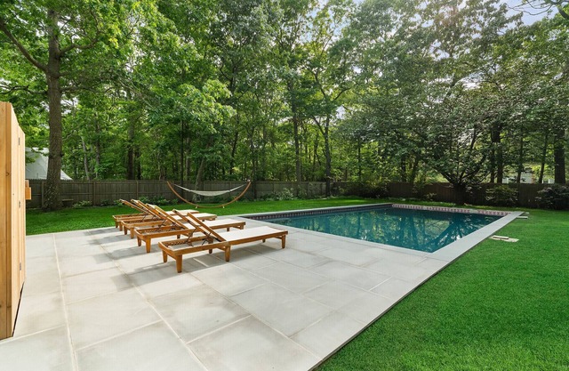 Encantador East Hampton Escape de 5 dormitorios con piscina y acceso privado a la playa de la bahía