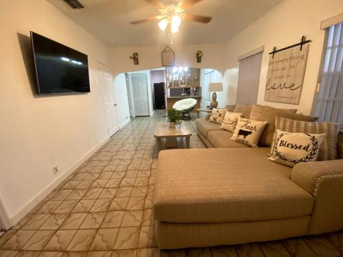 Chic Centrally located spacious 4 bedrooms