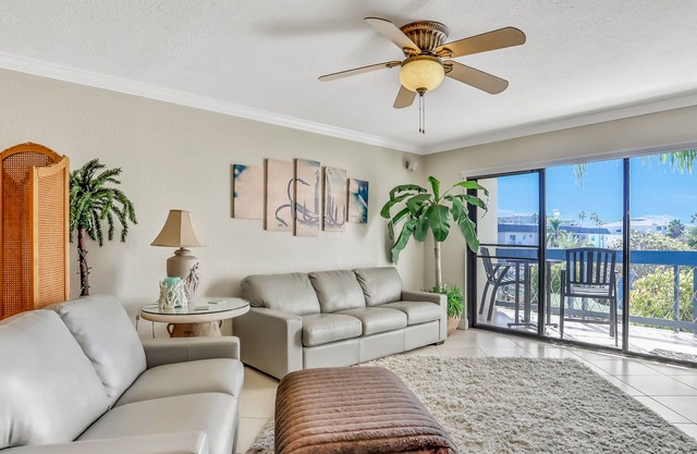 Chic condo near St. Petersburg w/pool & waterway views - walk to beach