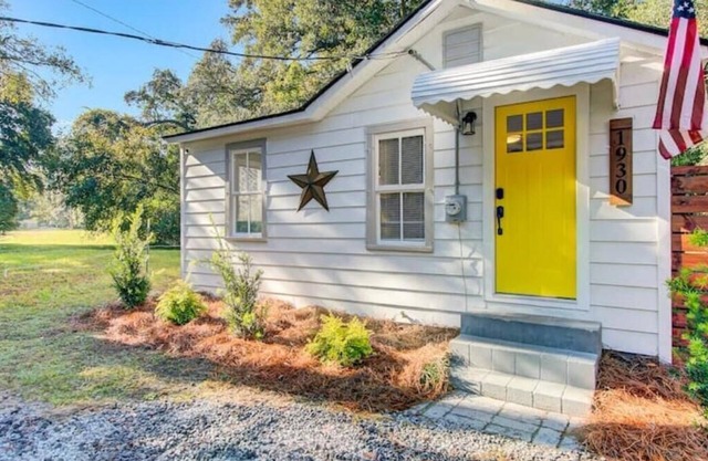 Chic Johns Island Cottage w/ King Bed+Smart TVs!