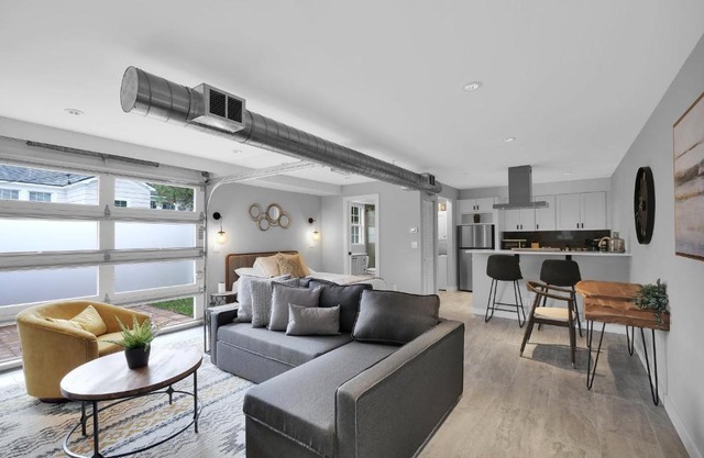 Super chic & modern studio apt - in the heart of San Marco!