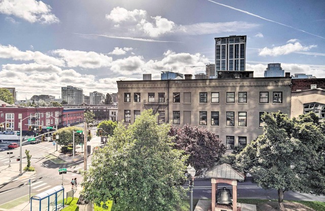 Chic Portland Studio w/ Stunning City Views!