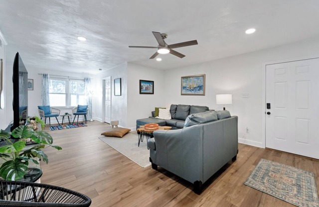 Charming 2-bedroom apartment with WiFi, 30 day Min stay and Dogs welcome!