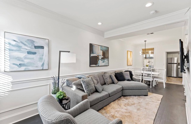 Chic Shaw 3BR/3BA home, blocks to Convention Ctr