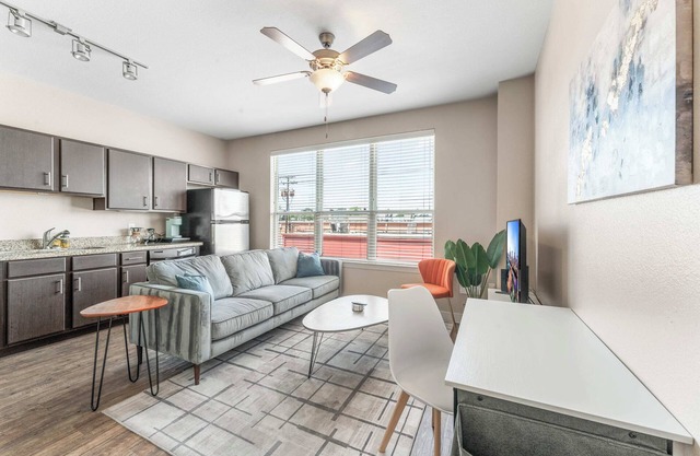Chic SoCo 1BR King Suite w/ GymPickleballLaundry
