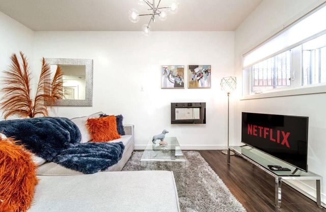 Chic Suite - Long Stays - King Bed - Fireplace & WiFi