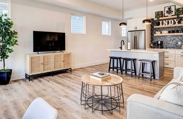 Chic Townhouse 2 Mi to Downtown Indianapolis