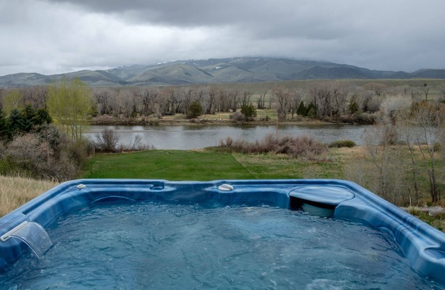 Gran casa situada en el río Yellowstone!