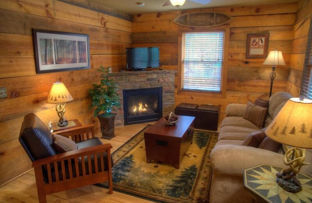 Chimney Mt 2 | 2BR Cabin, Dog Friendly w/ Hot Tub and Fireplace. Near Helen GA