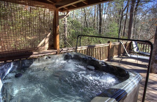 Chimney Mtn 4 | 2BR Dog Friendly Cabin with Hot tub and Fireplace Near Helen, GA