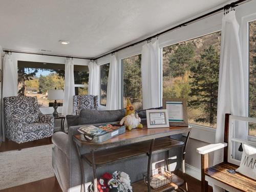 Chipita Park Cabin - pet friendly quirky & comfy