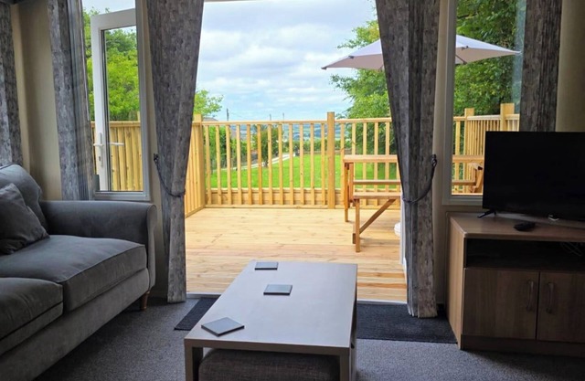 Cholwell 3-Bed Lodge - Sleeps 6 - Pet Friendly
