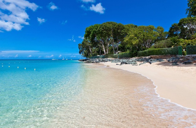 Perfect Hideaway Beachfront Villa, cerca de Folkestone Marine Park y St James Church, Wifi gratuito