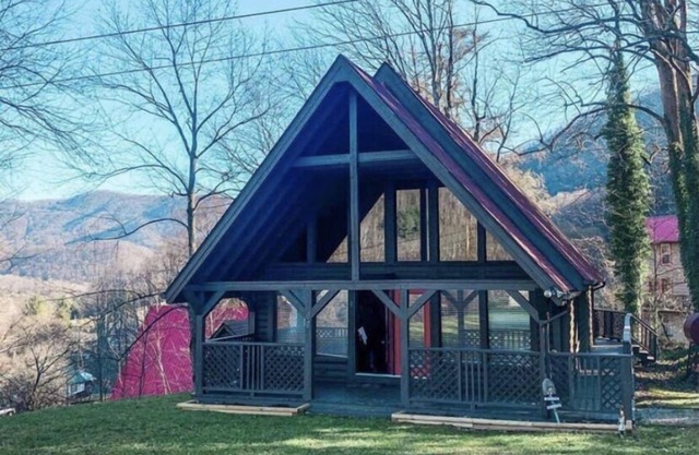 Cierra Falls Retreat 2/2 with Waterfall in Backyard/360 Mtn Views *Pet Friendly*