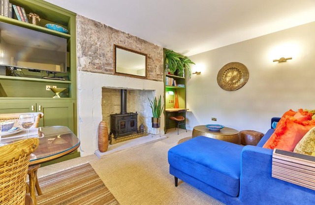 Cinnabar: Luxury, Couple's Nook in Historic Walls.